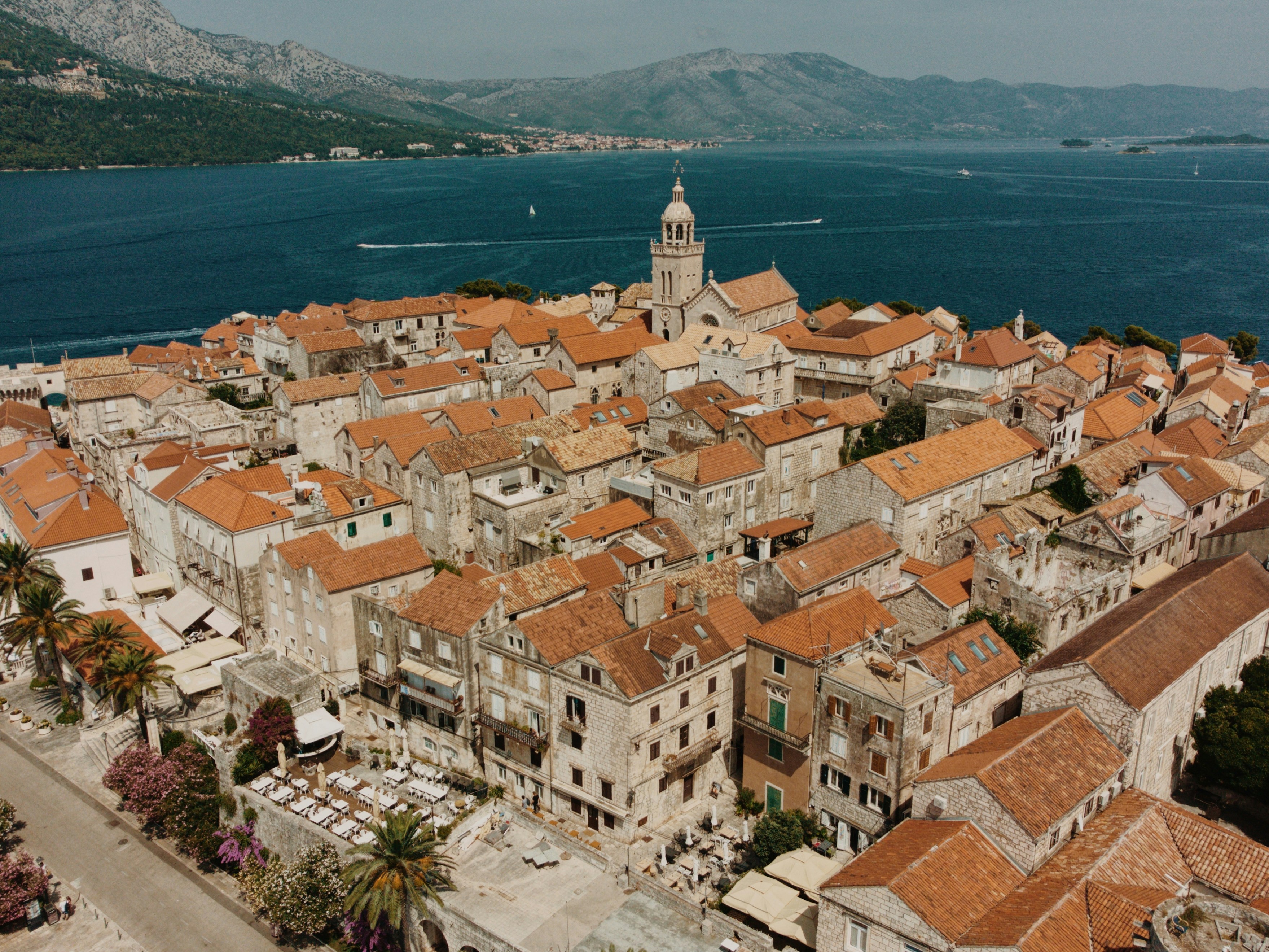 Obala na Korčuli. v ozadju planine